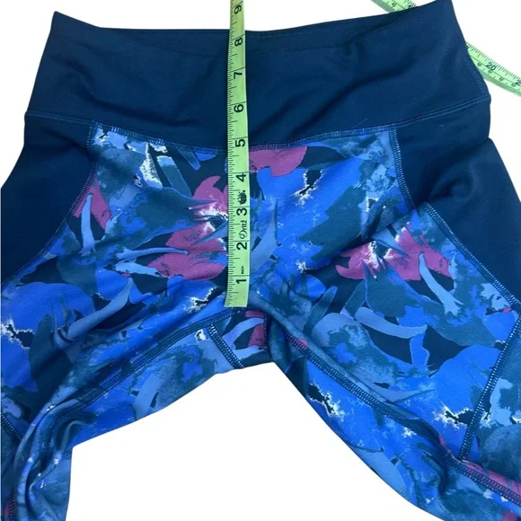 Patagonia size Small Pattern Capri Leggings, hiking, workout, gym, outdoor - Picture 6 of 7